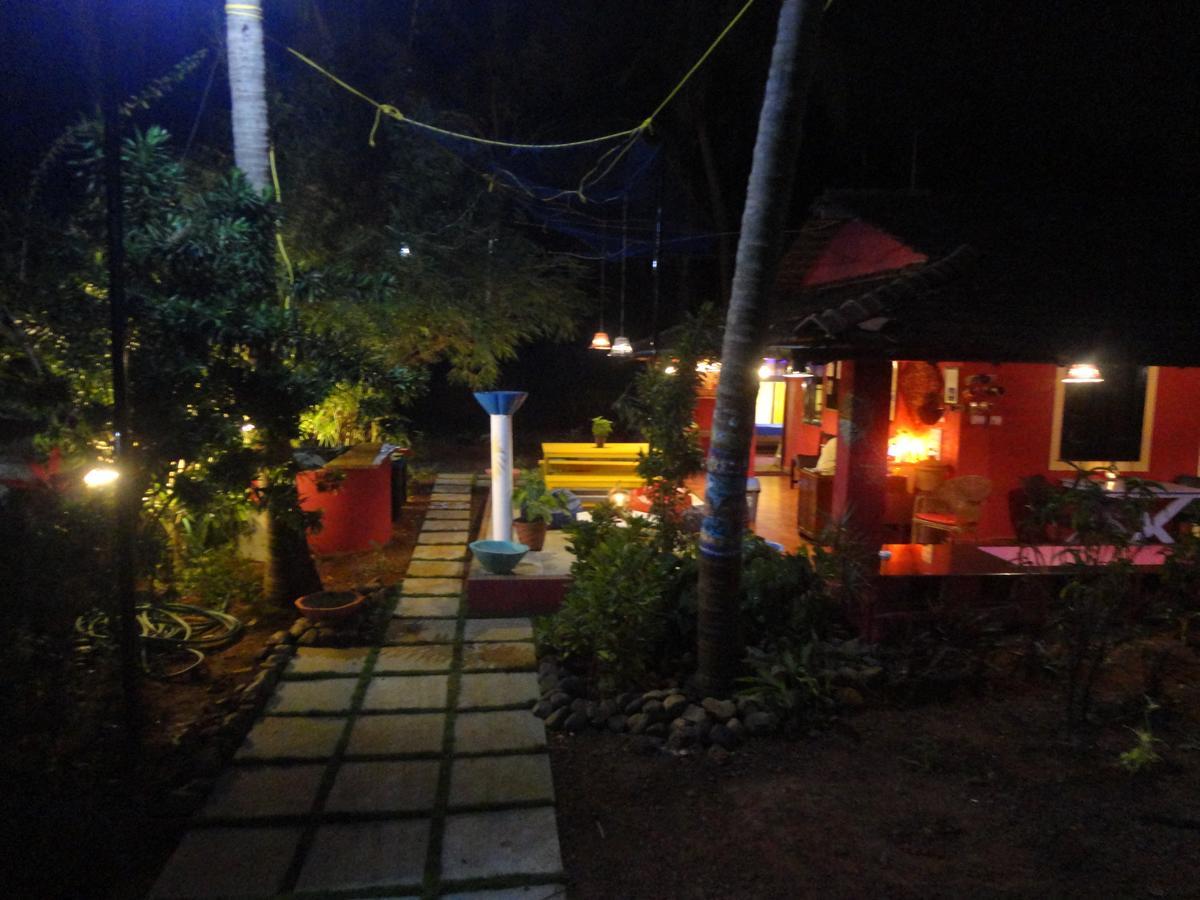 أنجونا The Yuppi Hippi Female Hostel المظهر الخارجي الصورة